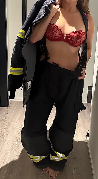 Alarmstufe Rot! 🚨 Ich bin bereit, deine Fantasie zu löschen – aber vielleicht bringe ich auch lieber noch ein bisschen mehr Feuer mit. 🔥👩‍🚒“