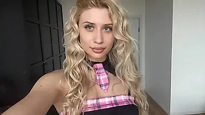 😈 Eine platinblonde Frau mit perfektem Körper und langem blonden Haar bietet Ihnen eine echte Show!