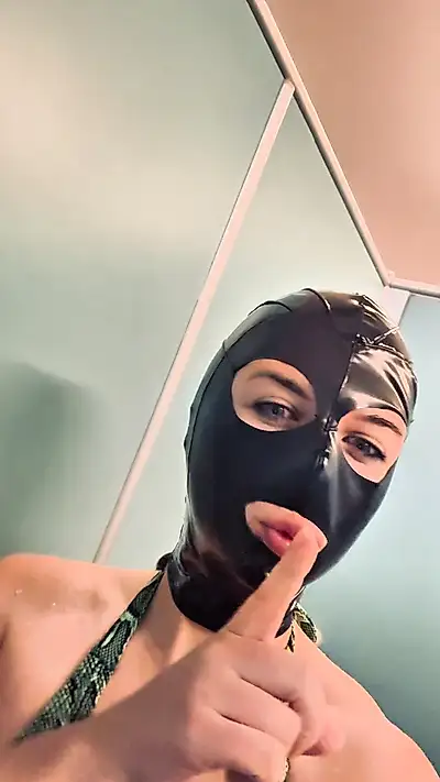 Shit in the swimming pool changing room 💦