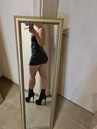 Kneel before your mistress 