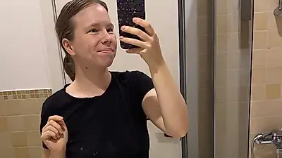 Une adolescente portant un appareil dentaire se brosse les dents