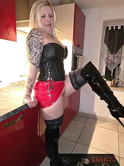 80 fotos extremadamente sensuales en charol, cuero y nailon.