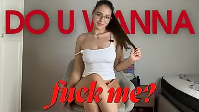 Una studentessa impertinente stuzzica l'insegnante con i suoi tacchi neri lucidi: "Vuoi scoparmi?"