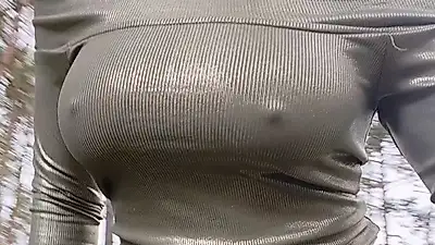 Een verleidelijke satijnen look in het bos – strakke rok en glanzende top.