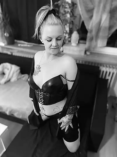 Beautiful nude photos with a new hair color ✨