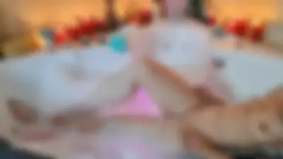 Je profite d'un moment de détente dans le jacuzzi à la lueur des bougies et j'ai créé une série de photos pour les amateurs de pieds.