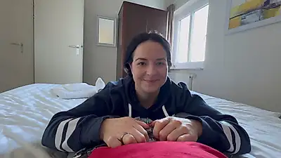 Psst! Wir hören die anderen f****n, jetzt bin ich auch geil!