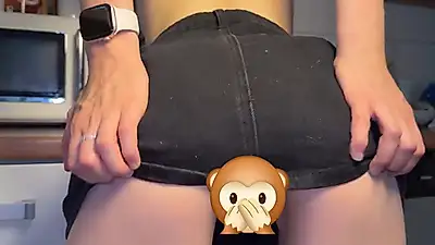 Chatte chaude dans la cuisine – ma jupe tombe et je suis mouillée