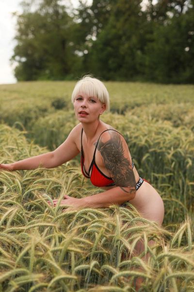 Feuer auf der Haut – im roten Bikini
