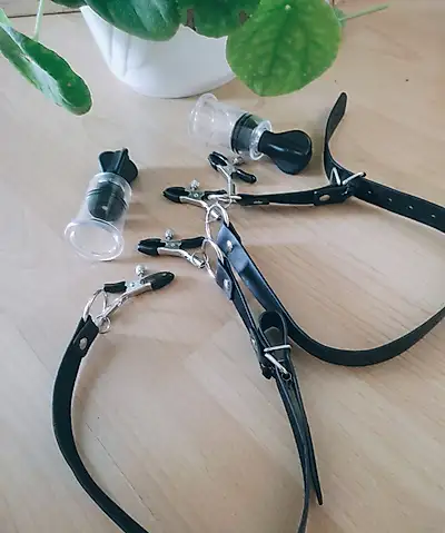 Eyes spread wide P***y