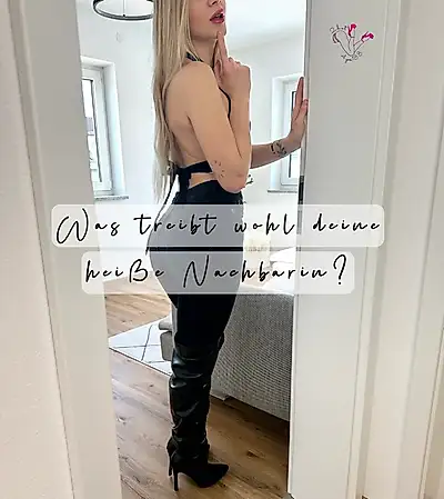 Как вы думаете, чем занимается ваша привлекательная соседка?