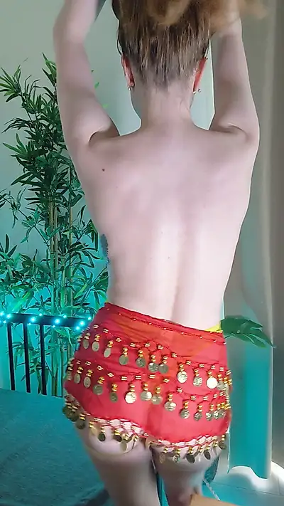 Un dans hipnotic cu fese și sâni. Îl poți auzi, îl poți vedea și aproape îl poți atinge.