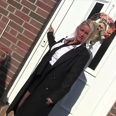 Taxifahrer f**k mich in Nylons und w***st rein