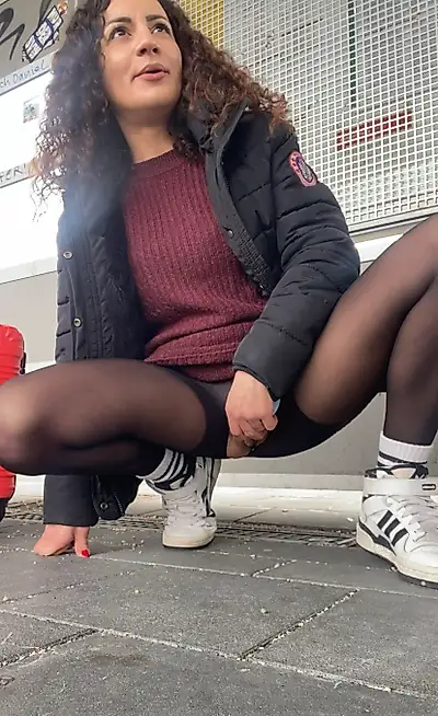 Between pedestrians and passing ICE / Sue at the station 