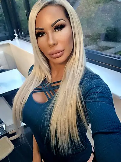 You don't even have peace and quiet when you're putting on make-up!?