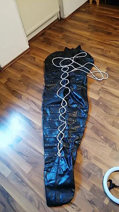 Фейсситтинг в кожаном мешке для бондажа с рабом!!!