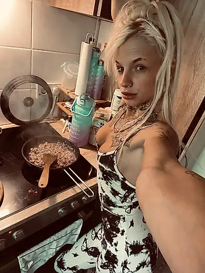 Naked Lunchtime 🥵