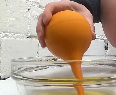 Dann wird das Loch mit meinem Sekt gefüllt