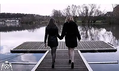 Public P**s Parade #23. Heiße Strumpfhosen, volle B****n und freches Gekicher auf dem Steg!