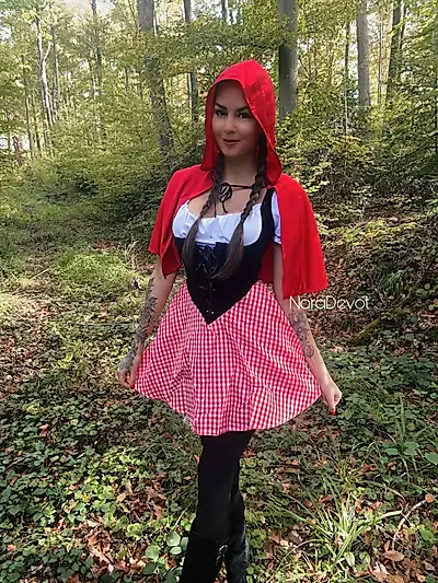 Cappuccetto Rosso è sola nella foresta!