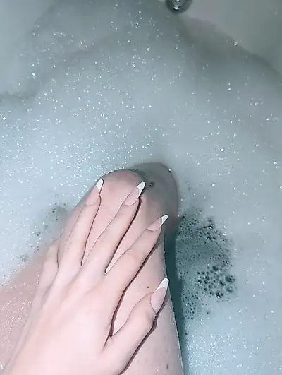 A hot relaxing bath🔥🥵