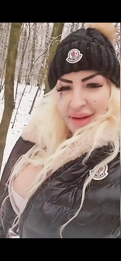 Я гарно мочуся своїм природним нектаром у сніг.