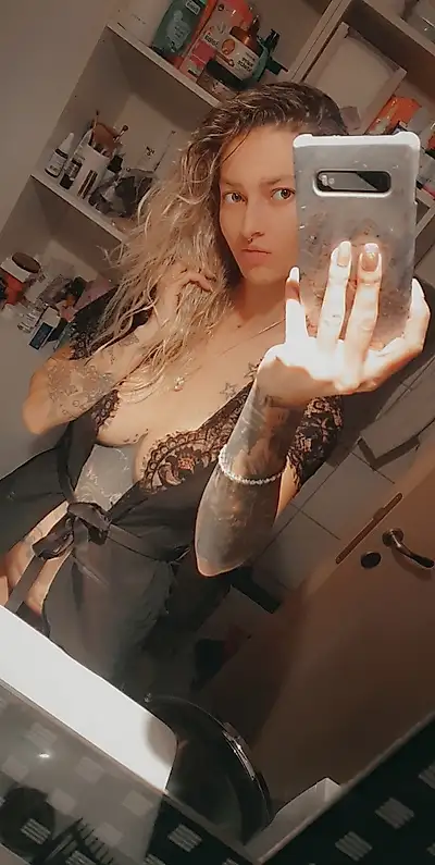 Selfie video clip Naked in a kimono