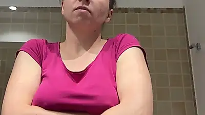 Adolescente con grandi tette cadenti***