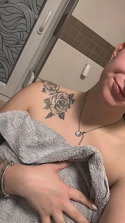 Atinsă sub jet de apă 😏