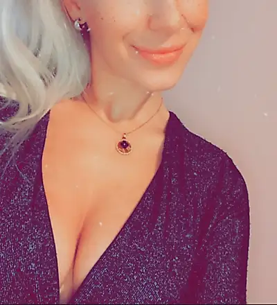 Here are just my horny tits in the foreground 🔥