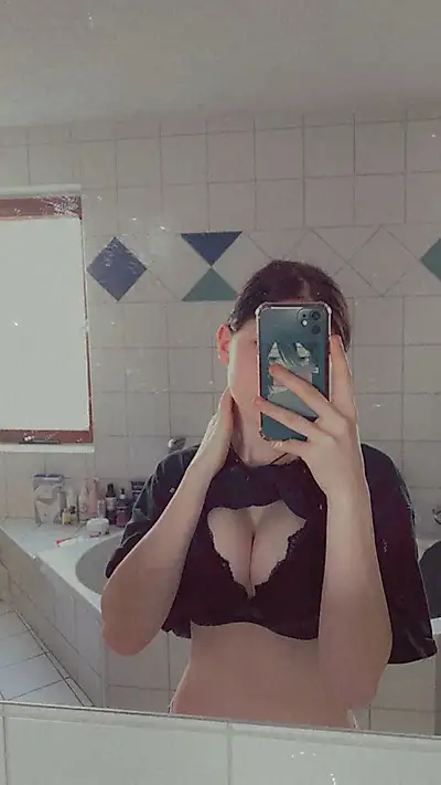 Hey sweetie, I have sexy pictures for you 🤭