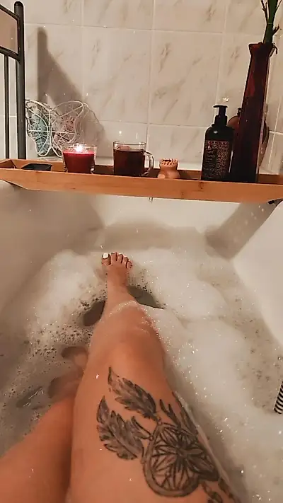 Attention foot lovers