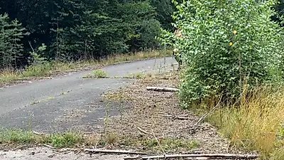 Nackt in Strapsen & Overknees im Bunker