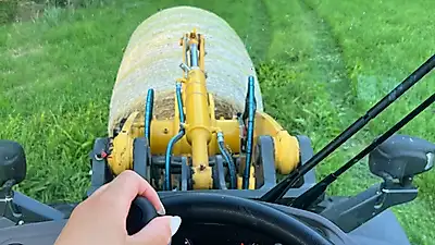 Sânii se clatină când conduci un încărcător frontal