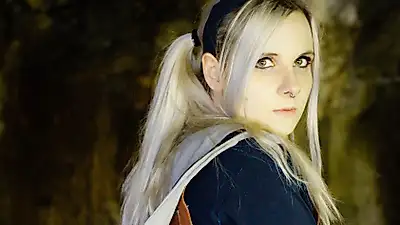 Séance photo en extérieur de cosplay de poupée sexy 
