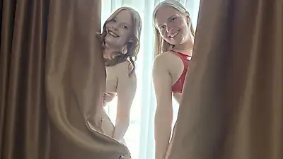 Ragazza tedesca incontra donna svizzera sexy 💦 duo bollente in hotel 🔥