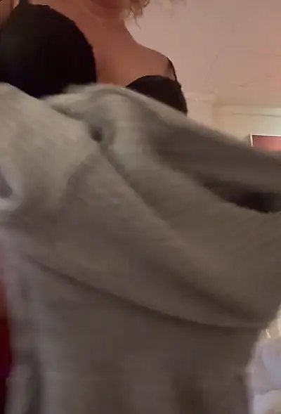 Striptease… schau dir diesen Hüftschwung an… ich könnte Dich damit reiten 