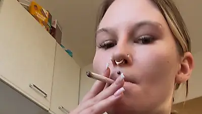 Потрясающее новое видео с курением прямо у окна.