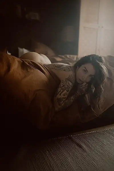 boudoir photo shoot in bed 