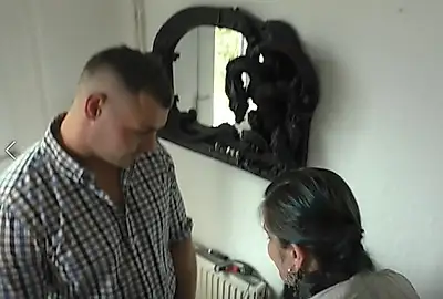 Vecină adolescentă futută pe hol