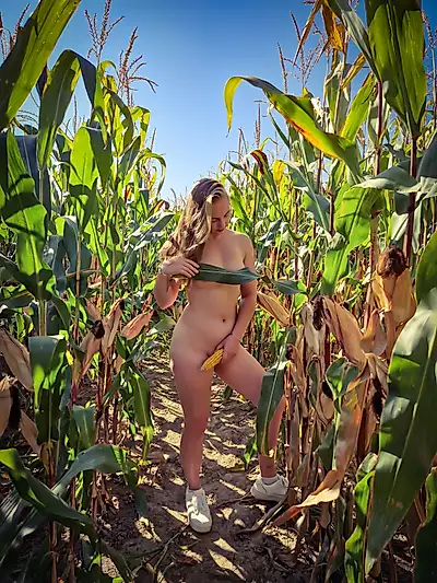 Fun in the cornfield 😉🌽💦 (4:15min video)