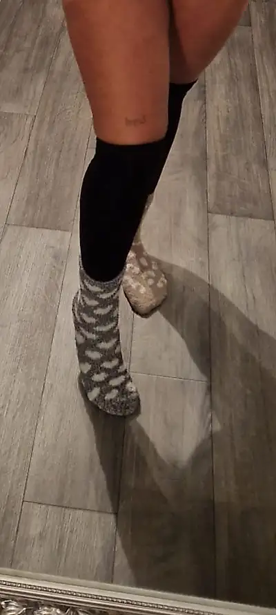 +Overknees und Kuschelsocken + hier bekommst du mich komplett NACKT zu sehen in Overknees und dazu noch Socken an meinen Füßen . 🔥 Ich bin komplett nackt ! Also wenn du auf eine s*xy Frau mit geilen Kurven in Strümpfen stehst , dann greife schnell zu !🥵🔥